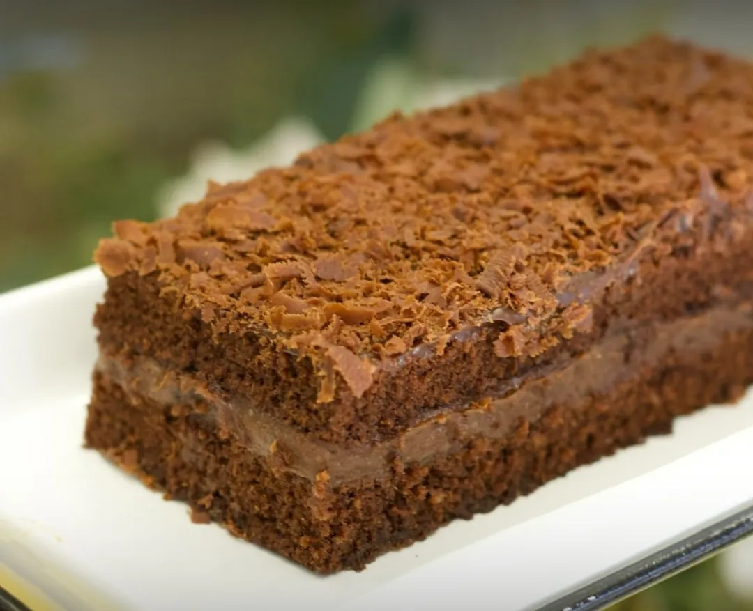 Fatia de bolo de chocolate com raspas