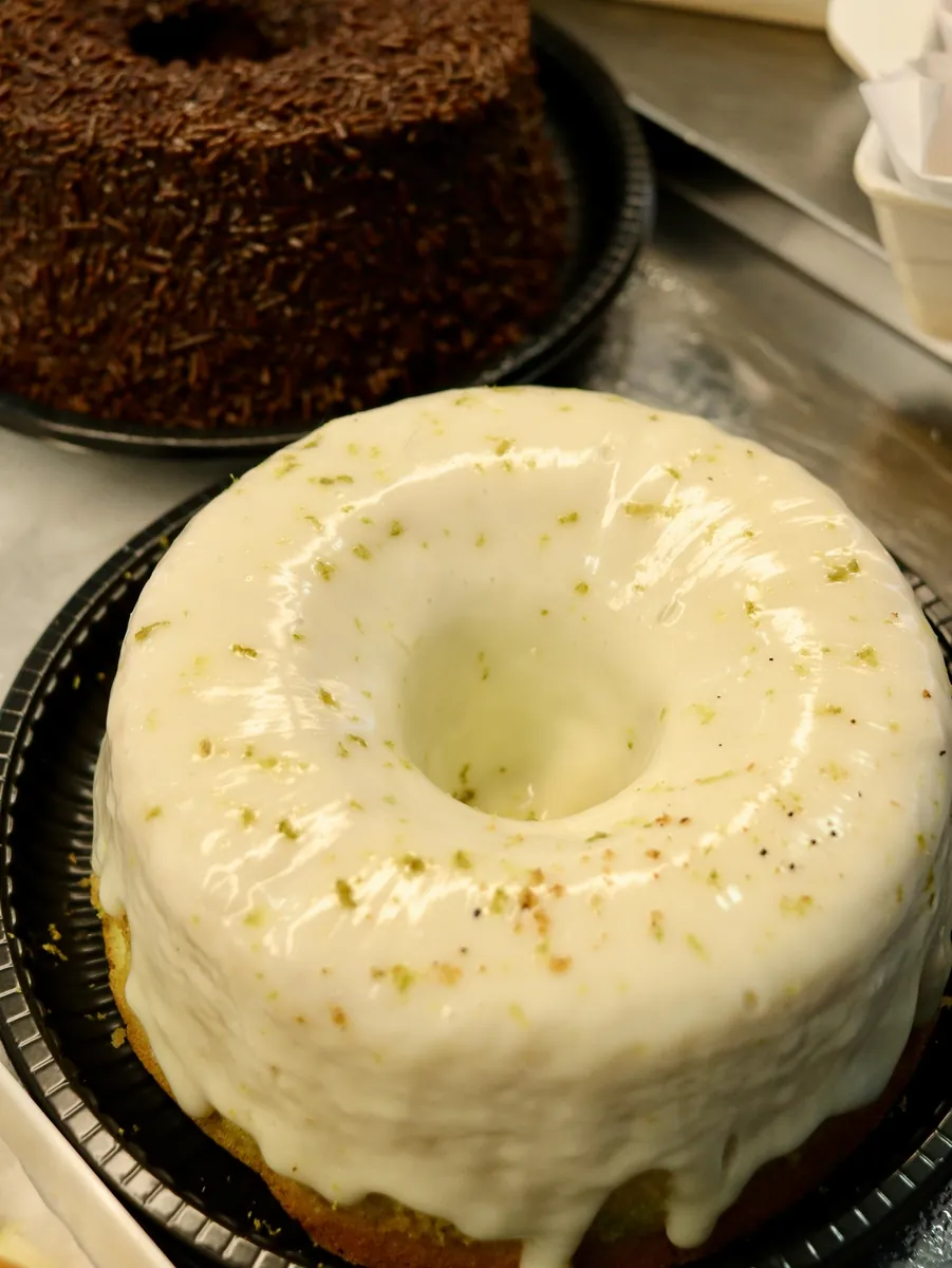 Bolo de limão com cobertura branca e raspas