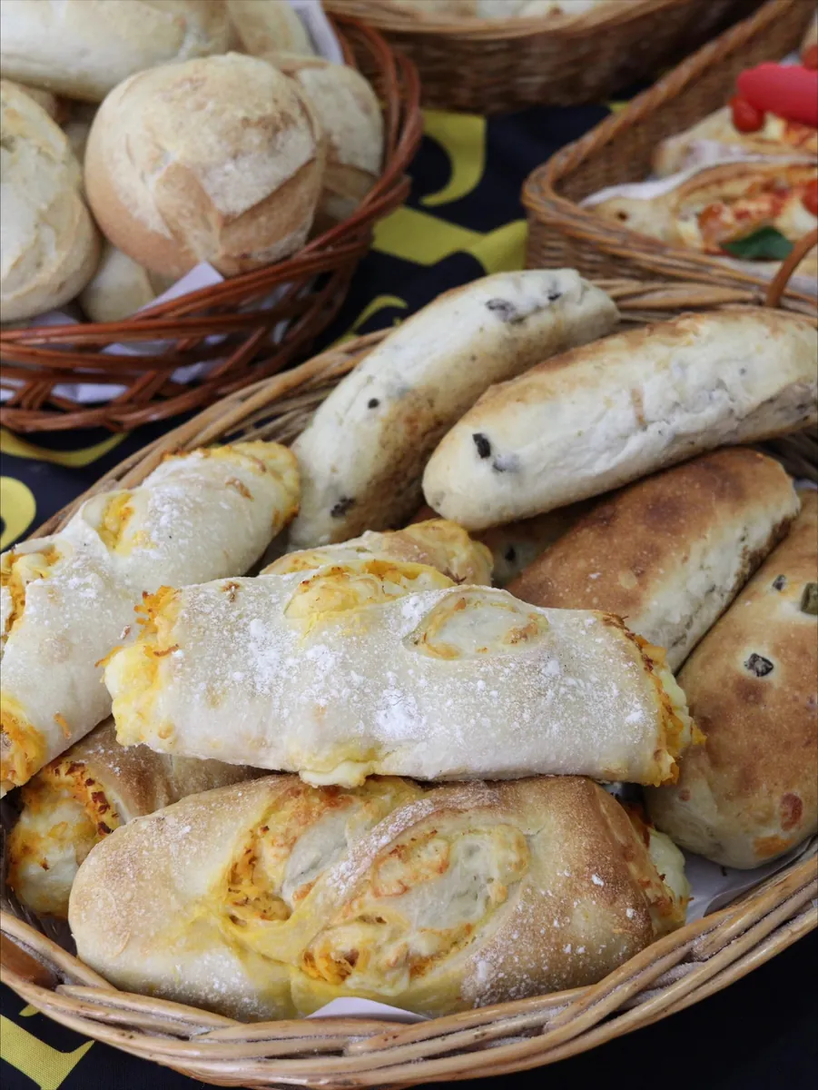 Cesto de ciabattas e pães de azeitona