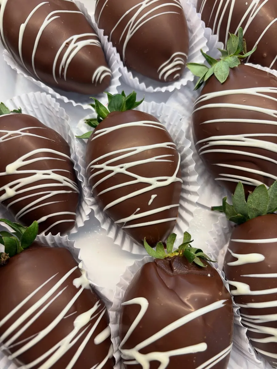 Morangos cobertos de chocolate com fios de chocolate branco